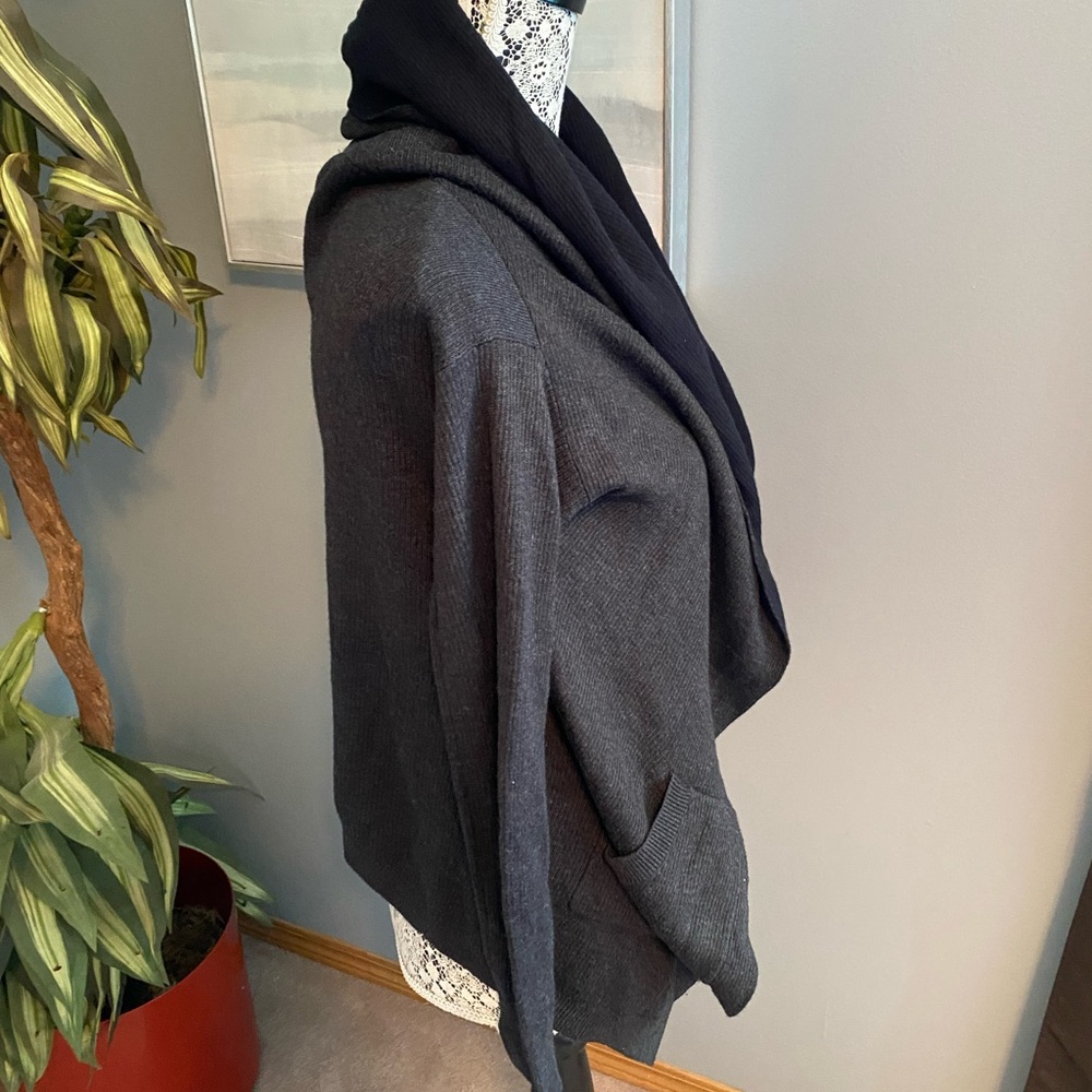 Lululemon reversible cabin yogi hooded sweater with thumb holes - Picture 4 of 12